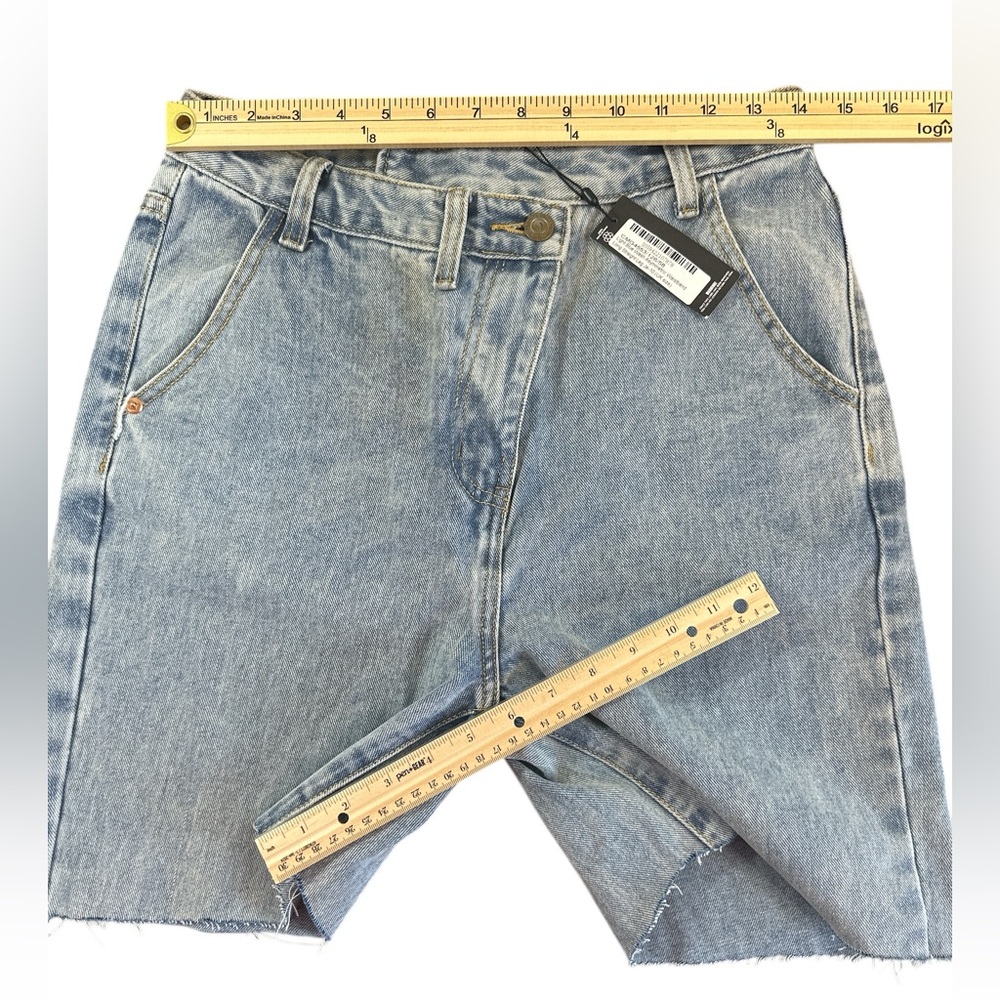 NWT PRETTY LITTLE THING Light Wash Denim Jean Shorts Asymmetric Waistband Size 6 - Picture 4 of 5